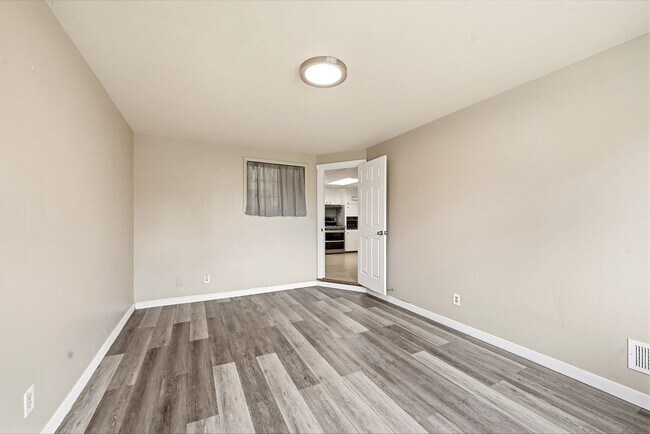 Building Photo - 5 bedroom, 3 1/2 bath, home with two master suites and 2 car garage.