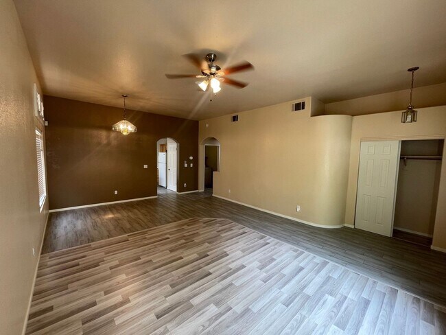 Building Photo - CHARMING 3BD/2BA HOME NEAR ELKHORN