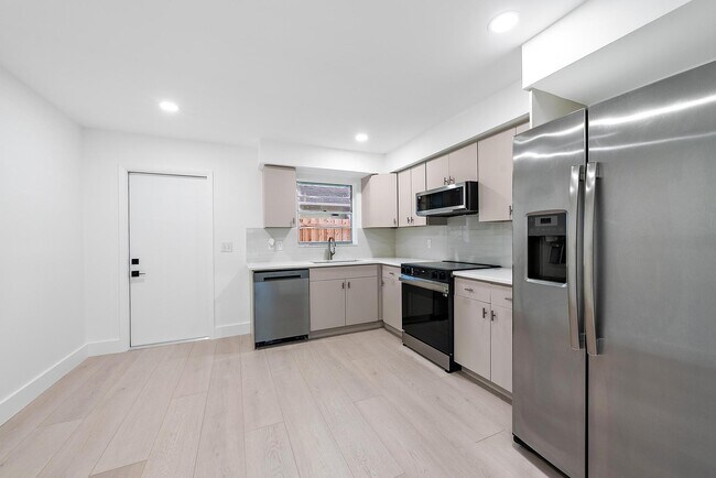 Building Photo - 1928 Service Rd