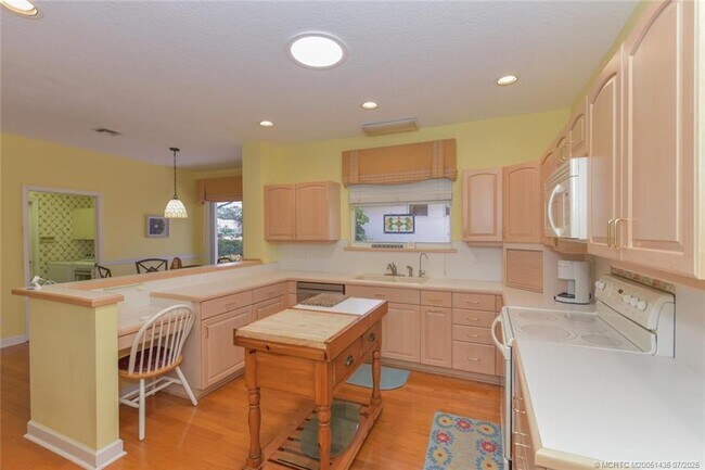 Building Photo - 3510 SE Cambridge Dr