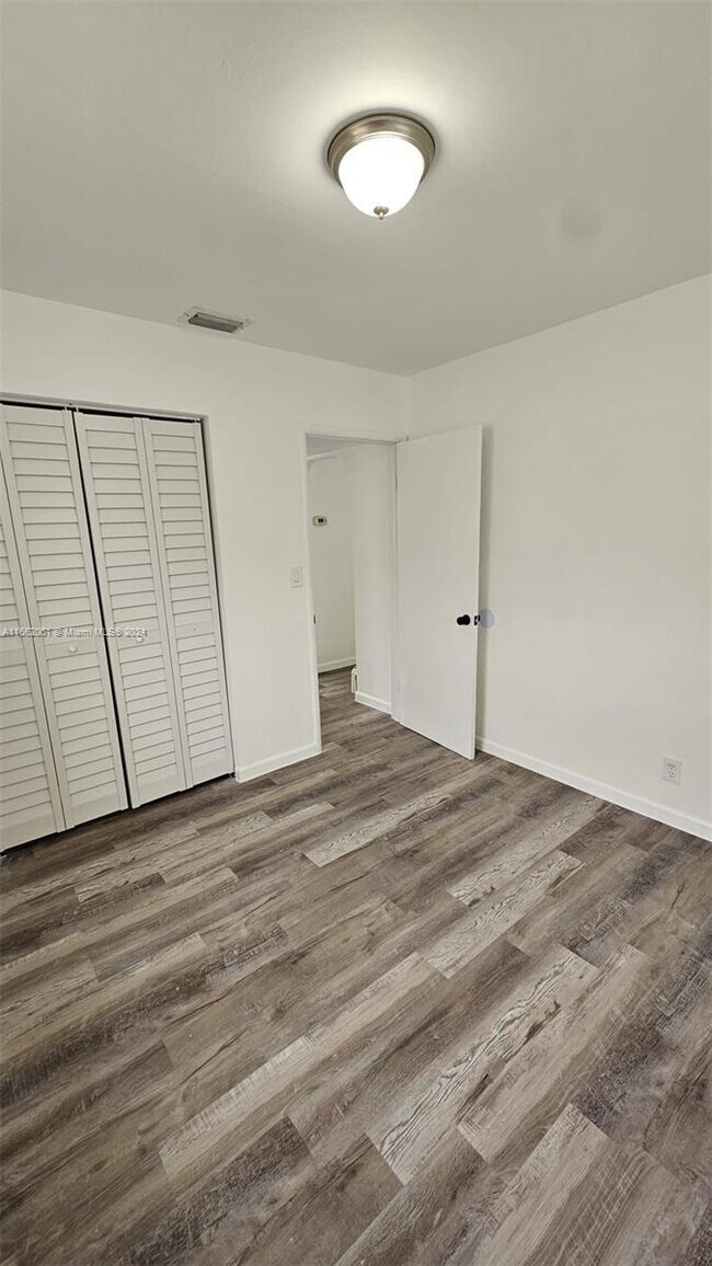 Building Photo - 123 SW 68th Ave