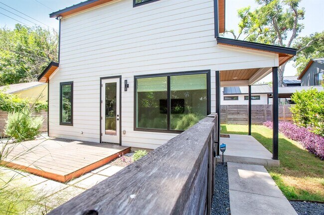 Building Photo - 913 Mansell Ave