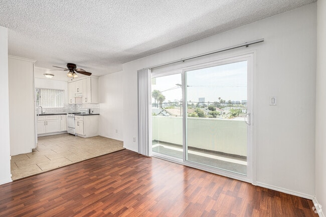 1BR, 1BA - 800SF - Dining Room - 4565 Oakwood Ave
