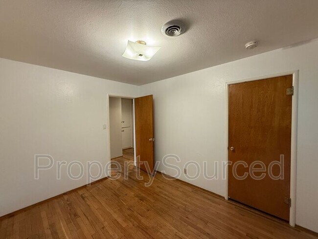 Building Photo - 1537 Maplewood Dr