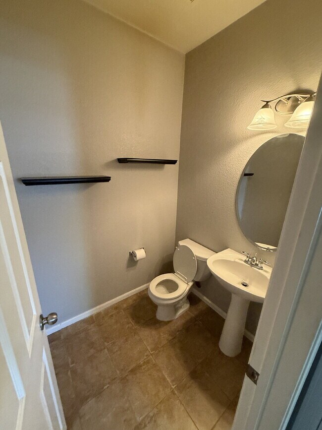 Building Photo - "Spacious 2-Bed Condo with 2.5 Baths in Aurora – Your Dream Home Awaits