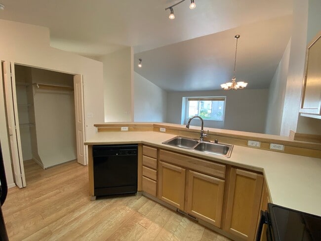 Building Photo - 3 Bed / 2 Bath / 2 Car Garage Townhouse in Eagle River has views for days!!