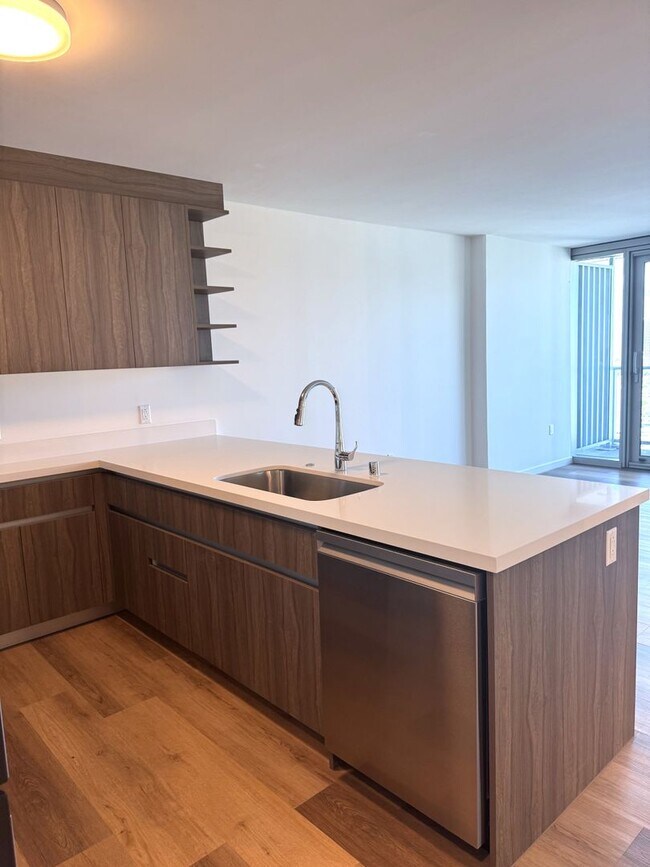 Building Photo - The Park On Keeaumoku - One bedroom, one bath, one parking in the Rycroft Tower