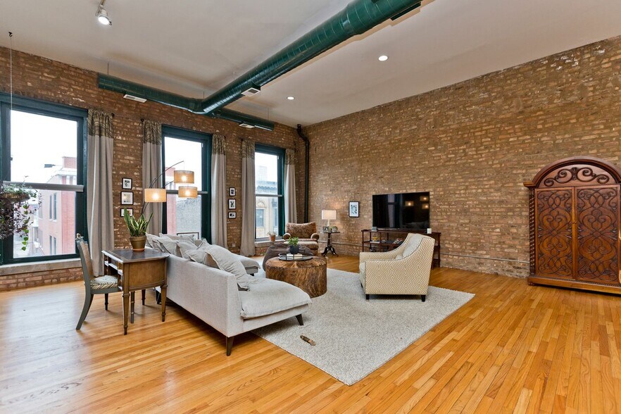 Building Photo - 1470 N Milwaukee Ave