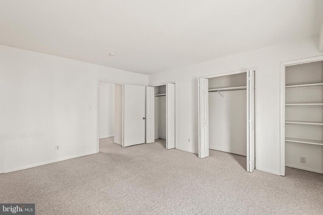 Building Photo - 3945 Lyndhurst Dr