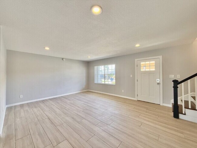 Building Photo - 8718 Thornwood Ln