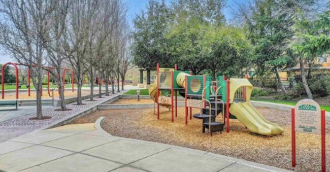 Building Photo - San Ramon Gale Ranch Townhouse 3BD/2.5BA with 4th Room for Office Loft! Community Pool Included!