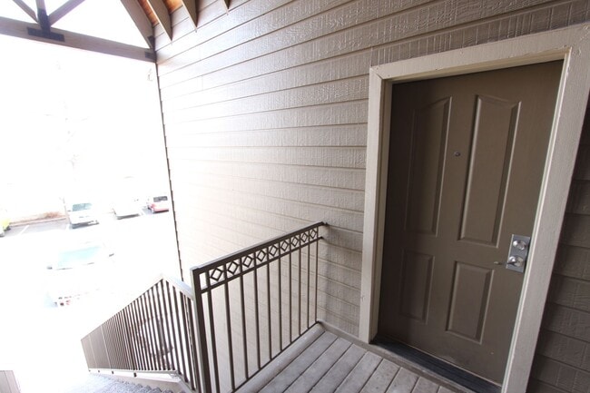 Building Photo - Light-Filled 2 Bed / 2 Bath Condo | 1,104 Sq Ft | Fireplace | Private Balcony