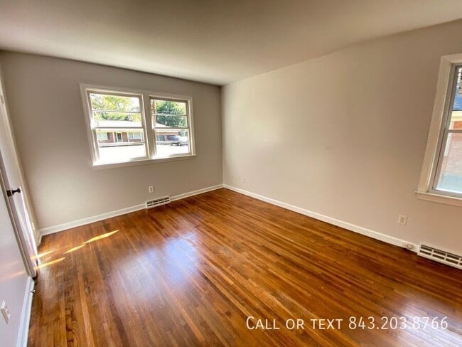 Building Photo - 1821 Somerset Cir