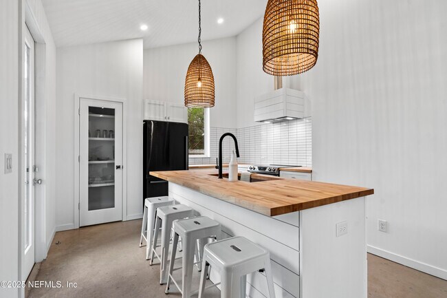 Building Photo - 581 Hazel St