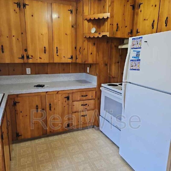 Building Photo - 626 NE Anderson St