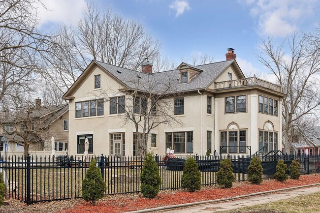 Building Photo - 4+ Bedroom 2 Bath Colonial House