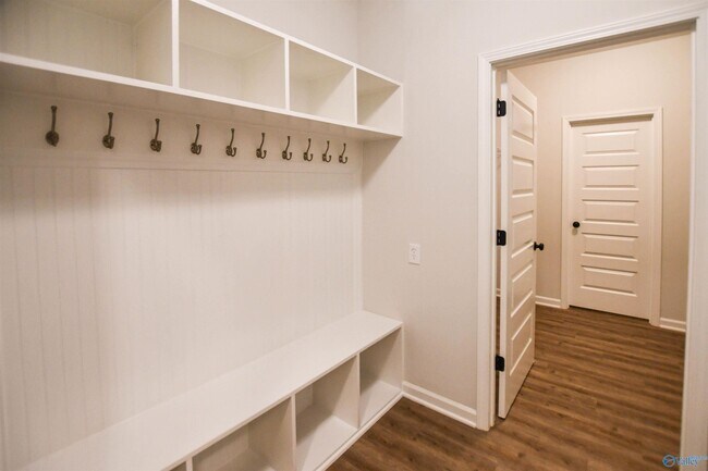 Building Photo - 163 Kingswood Dr