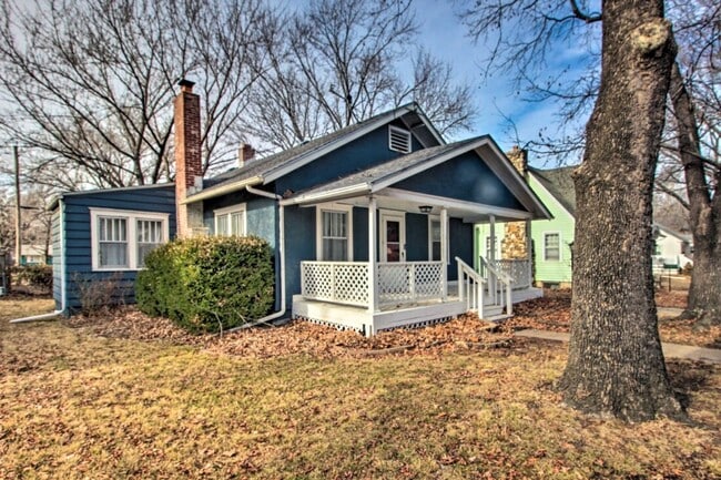 Building Photo - Newly remodeled, fully furnished adorable bungalow in a great location!