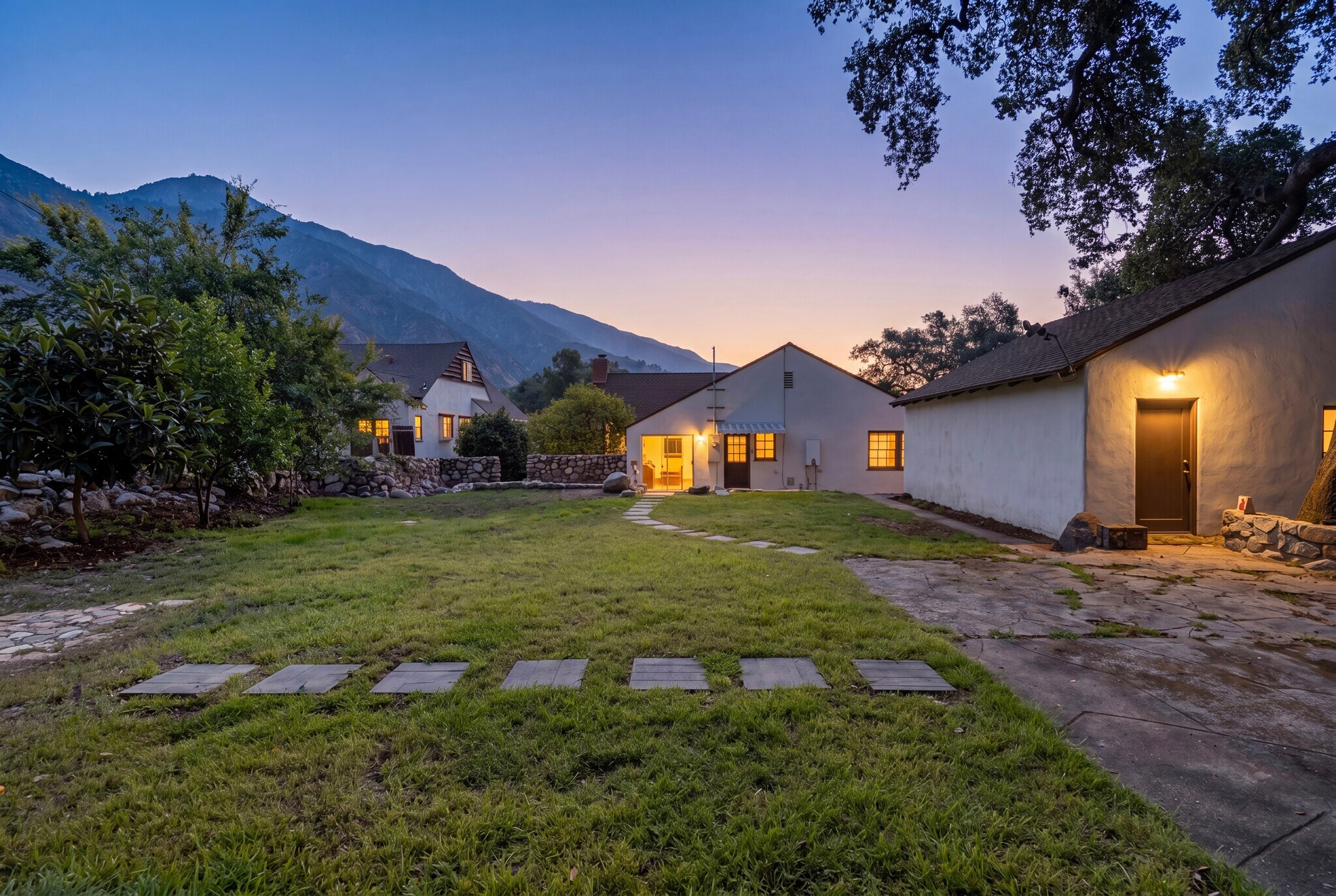 Building Photo - 2151 N Altadena Dr