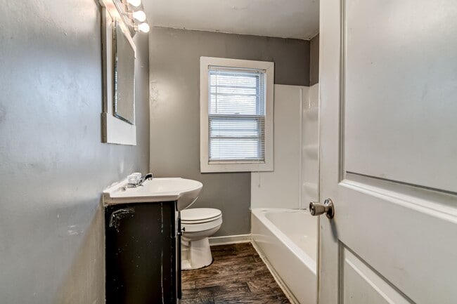 Building Photo - 759 E Lawrence St