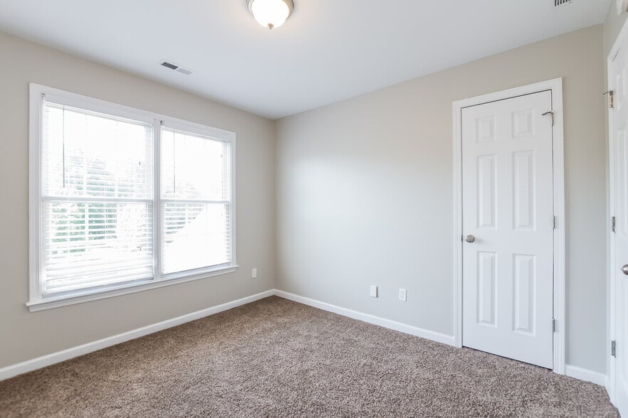 Building Photo - 111 Windsong Dr