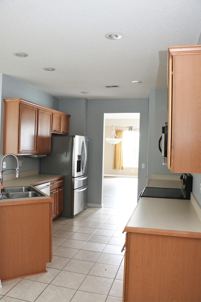 Building Photo - 10 Bushwood Dr