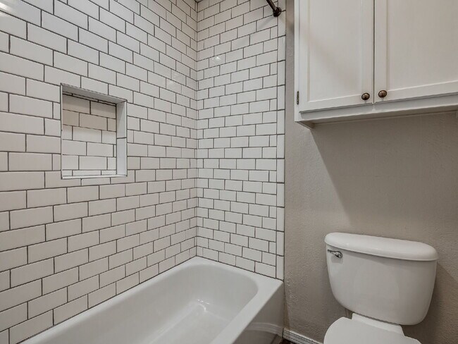 Building Photo - Updated 4-Bedroom Home with Spacious Layou...