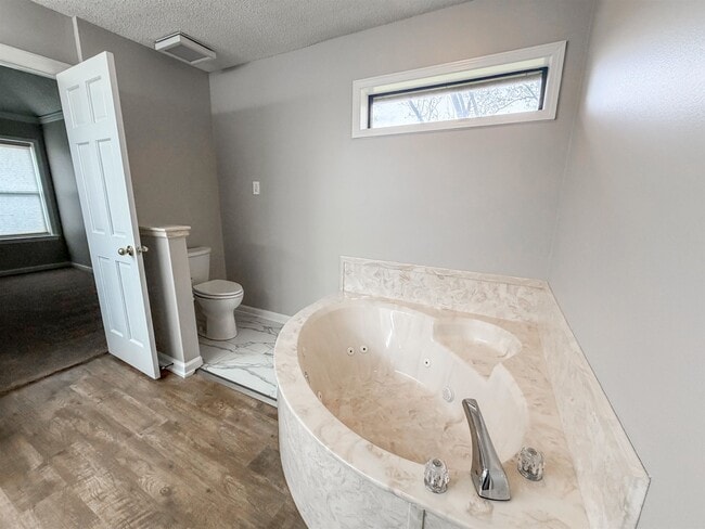 Building Photo - 3915 Oak Rd