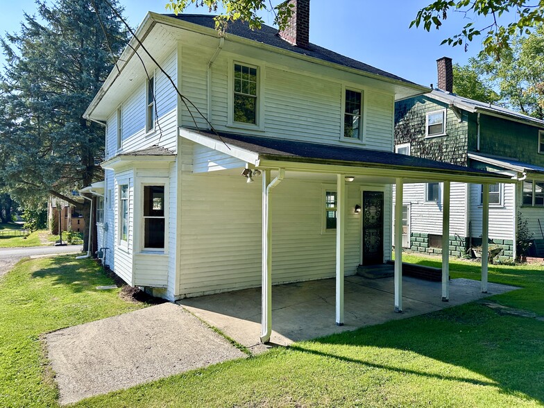 Building Photo - 611 Raymond St