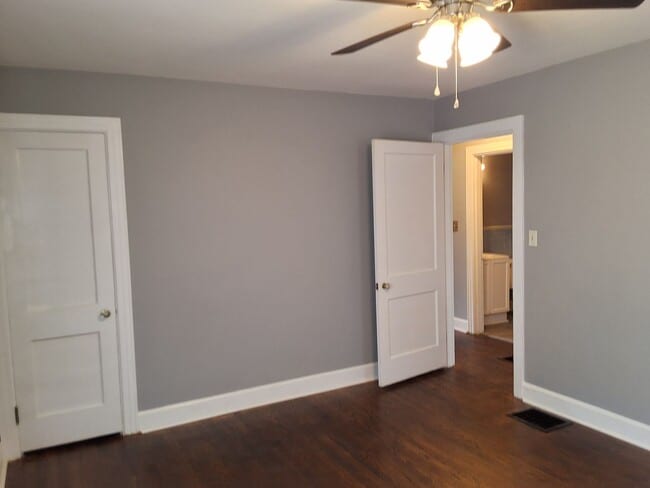 Building Photo - 320 Meadow Ln