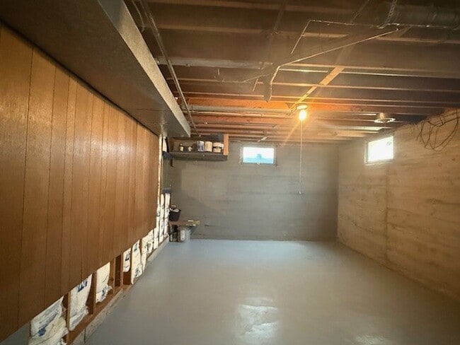 Building Photo - House For Lease