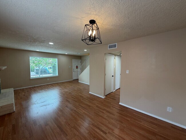 Building Photo - 3 Bedroom Updated Home Available Near Montano Rd NW & Unser Blvd NW!