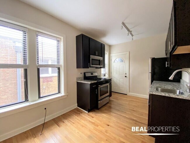Building Photo - 1 bedroom in CHICAGO IL 60613