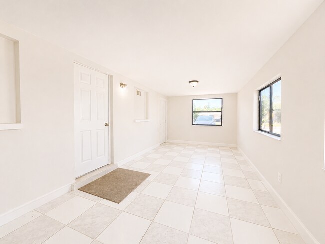 Building Photo - Newly Renovated 3/1 Single Family Home with Bonus room