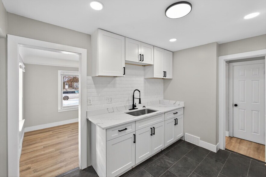 Building Photo - 20040 Regent Dr