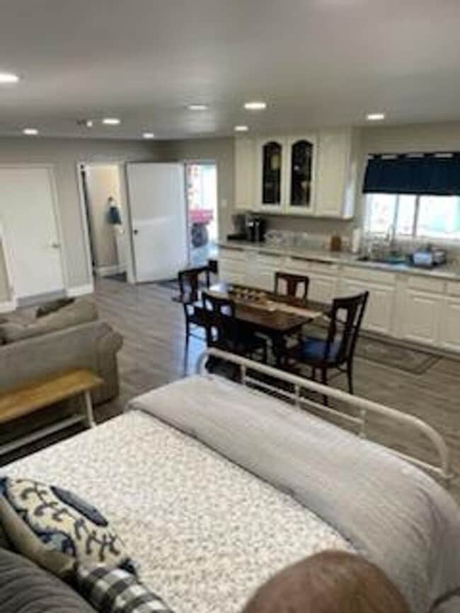 Building Photo - Beautiful Lower Level Studio apartment loc...