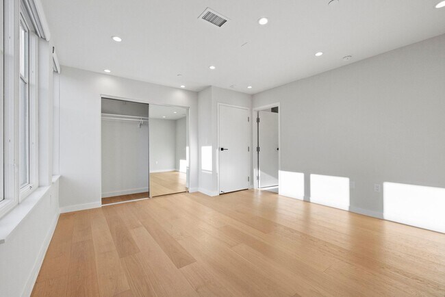 Building Photo - 693 Sutter St