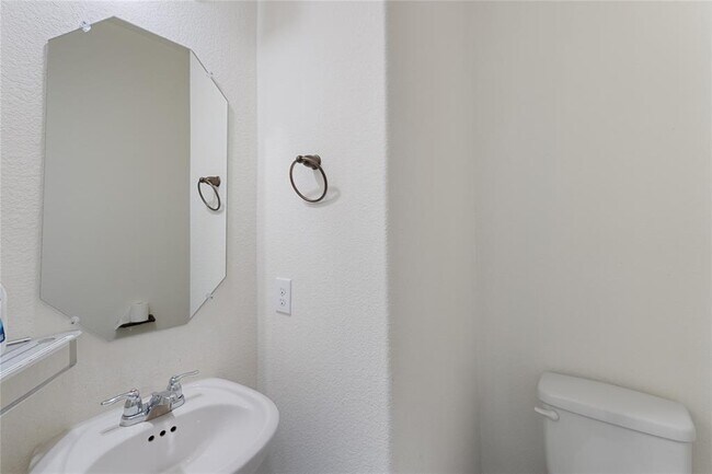 Building Photo - 3240 E Whitestone Blvd