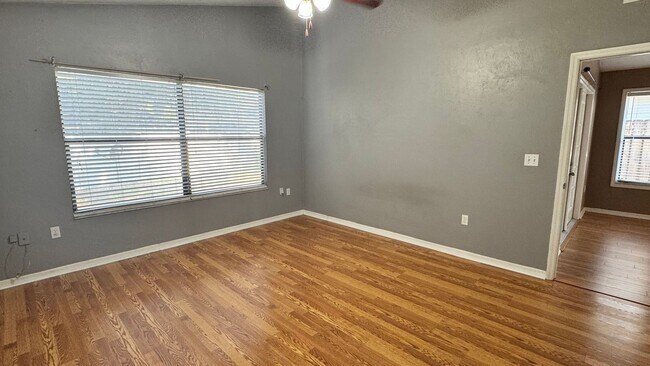 Building Photo - 2122 NE 39th Ave