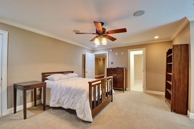 Building Photo - Executive Golf Course Rental in Moores Mil...