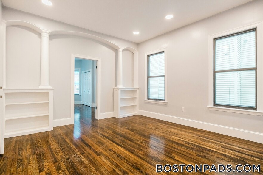 Building Photo - 344 Saratoga St