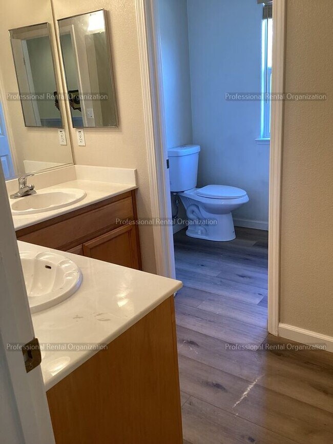 Building Photo - Large family home in desirable area