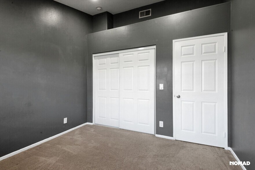 Building Photo - 18347 Saticoy St