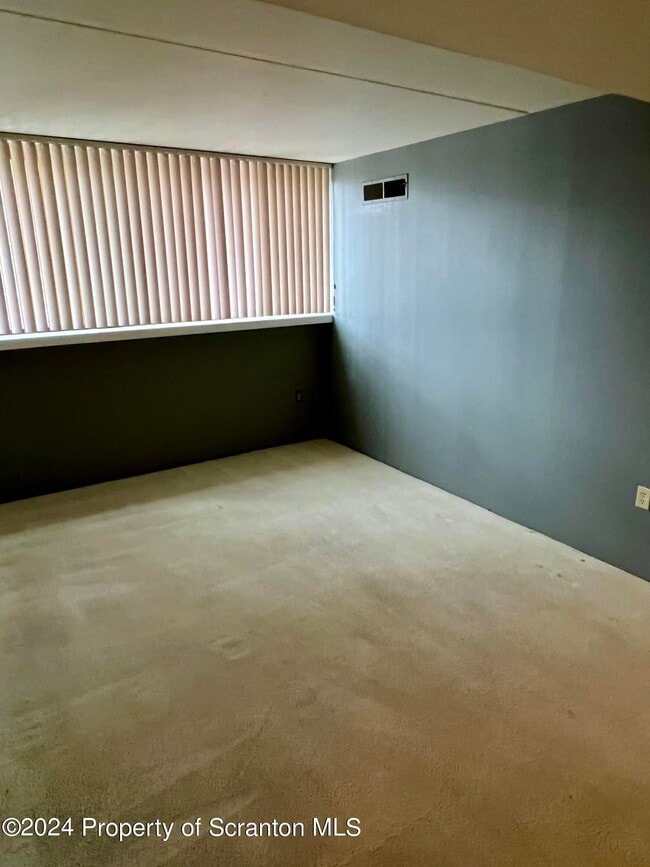 Building Photo - 220 Linden St