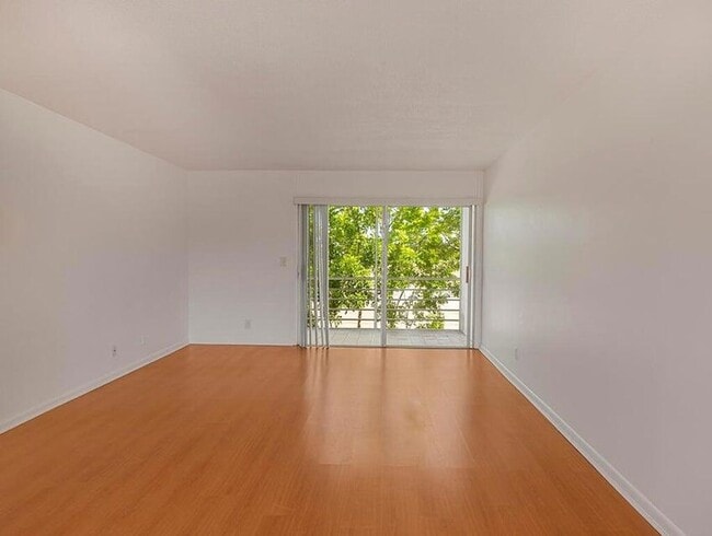 Building Photo - 4 Golfs Edge