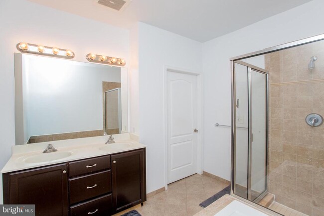 Building Photo - 523 Carson Terrace