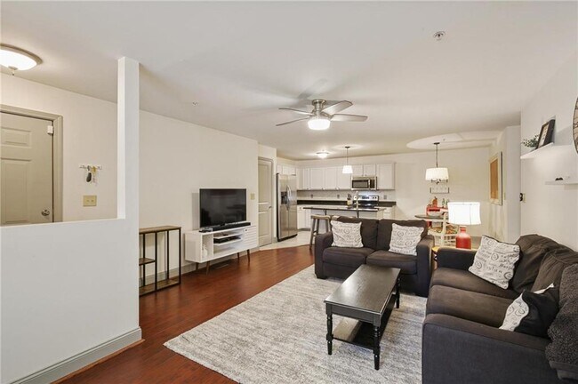 Building Photo - 1002 Madison Ln S E