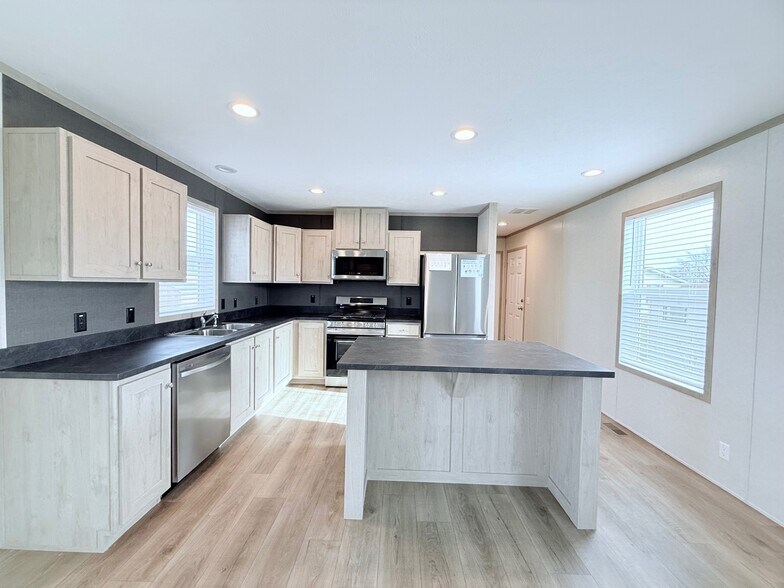 Building Photo - 52758 S Yorktown Ct