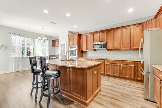 Building Photo - Beautifully maintained and move-in ready, ...