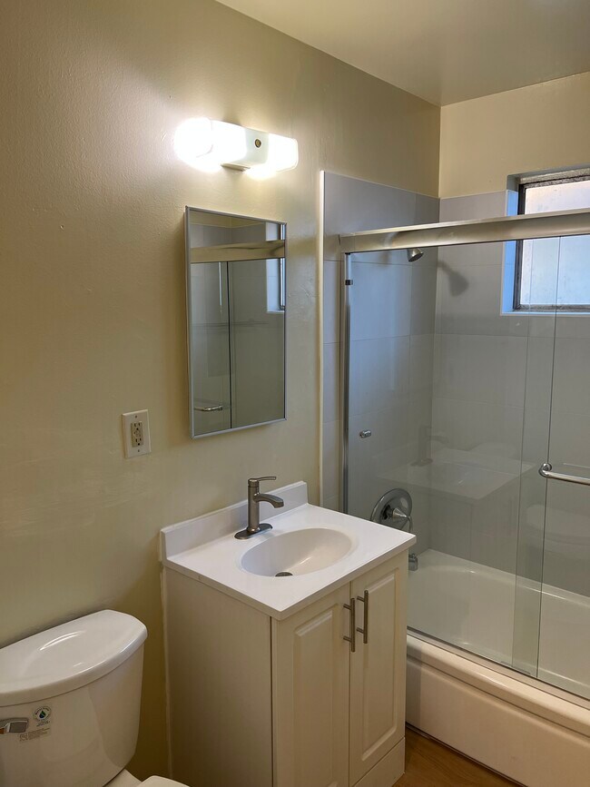 Building Photo - 209 39th St